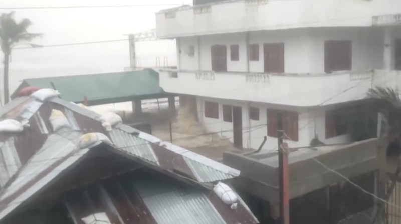 Sebuah momen terekam yang memperlihatkan gelombang raksasa setinggi beberapa meter menghantam garis pantai Catanduanes, menimbulkan banjir besar yang menerobos jalan-jalan dan kawasan pemukiman. (Tangkapan Layar Video Reuters/Dyves Meno Turado)