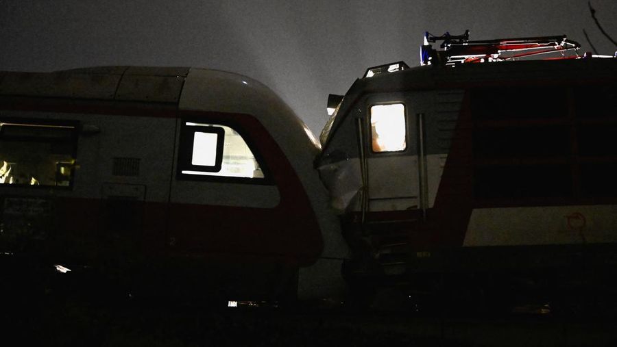 Suasana lokasi tabrakan antara dua kereta api di kota Pezinok, Slovakia, Minggu (9/11/2025). (REUTERS/Radovan Stoklasa)