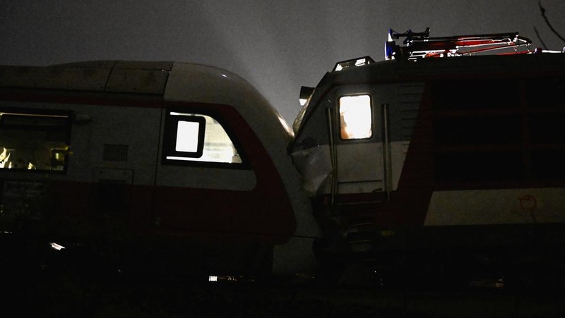 Suasana lokasi tabrakan antara dua kereta api di kota Pezinok, Slovakia, Minggu (9/11/2025). (REUTERS/Radovan Stoklasa)