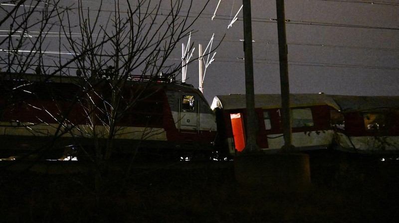 Suasana lokasi tabrakan antara dua kereta api di kota Pezinok, Slovakia, Minggu (9/11/2025). (REUTERS/Radovan Stoklasa)