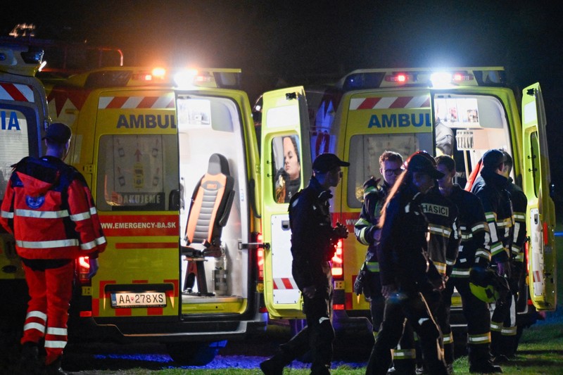 Suasana lokasi tabrakan antara dua kereta api di kota Pezinok, Slovakia, Minggu (9/11/2025). (REUTERS/Radovan Stoklasa)