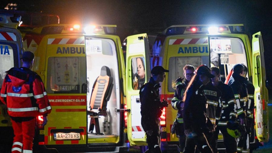 Suasana lokasi tabrakan antara dua kereta api di kota Pezinok, Slovakia, Minggu (9/11/2025). (REUTERS/Radovan Stoklasa)