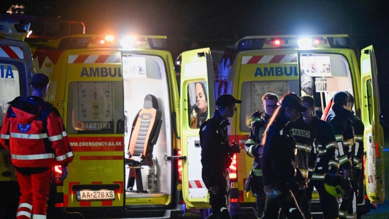 Suasana lokasi tabrakan antara dua kereta api di kota Pezinok, Slovakia, Minggu (9/11/2025). (REUTERS/Radovan Stoklasa)