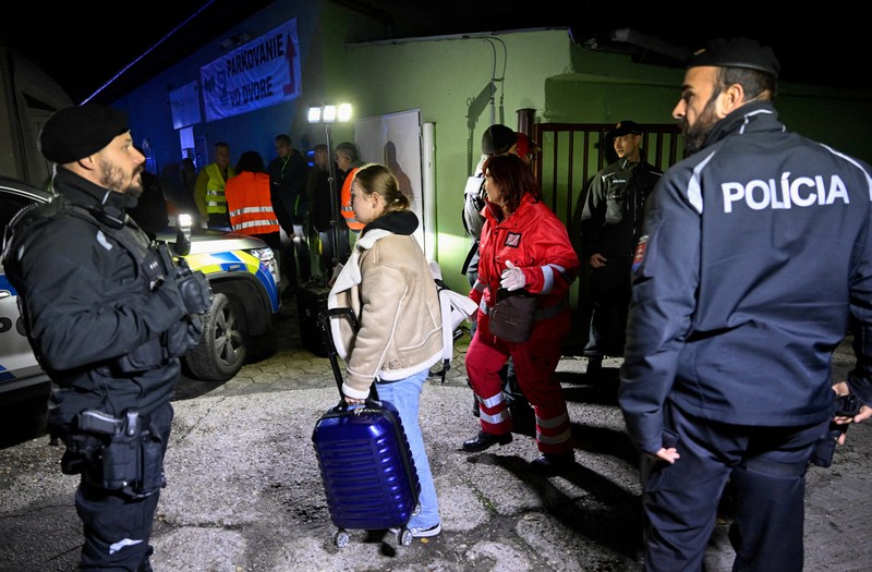 Suasana lokasi tabrakan antara dua kereta api di kota Pezinok, Slovakia, Minggu (9/11/2025). (REUTERS/Radovan Stoklasa)