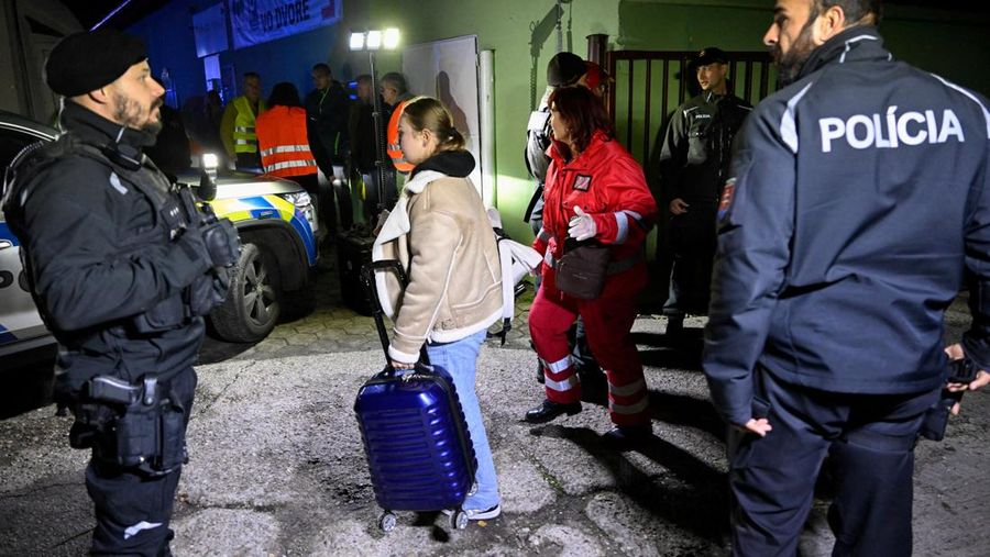 Suasana lokasi tabrakan antara dua kereta api di kota Pezinok, Slovakia, Minggu (9/11/2025). (REUTERS/Radovan Stoklasa)