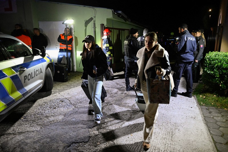 Suasana lokasi tabrakan antara dua kereta api di kota Pezinok, Slovakia, Minggu (9/11/2025). (REUTERS/Radovan Stoklasa)