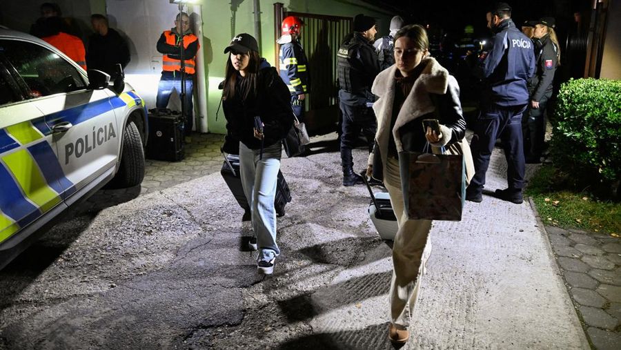 Suasana lokasi tabrakan antara dua kereta api di kota Pezinok, Slovakia, Minggu (9/11/2025). (REUTERS/Radovan Stoklasa)