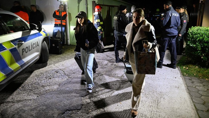Suasana lokasi tabrakan antara dua kereta api di kota Pezinok, Slovakia, Minggu (9/11/2025). (REUTERS/Radovan Stoklasa)