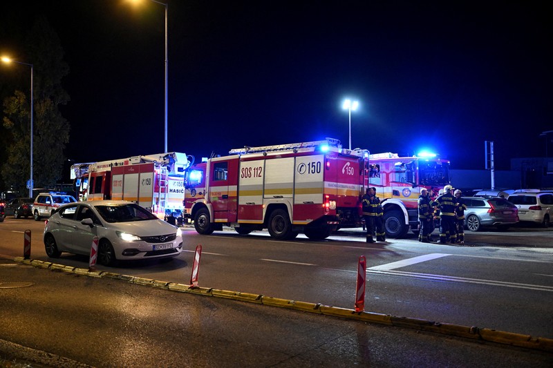 Suasana lokasi tabrakan antara dua kereta api di kota Pezinok, Slovakia, Minggu (9/11/2025). (REUTERS/Radovan Stoklasa)