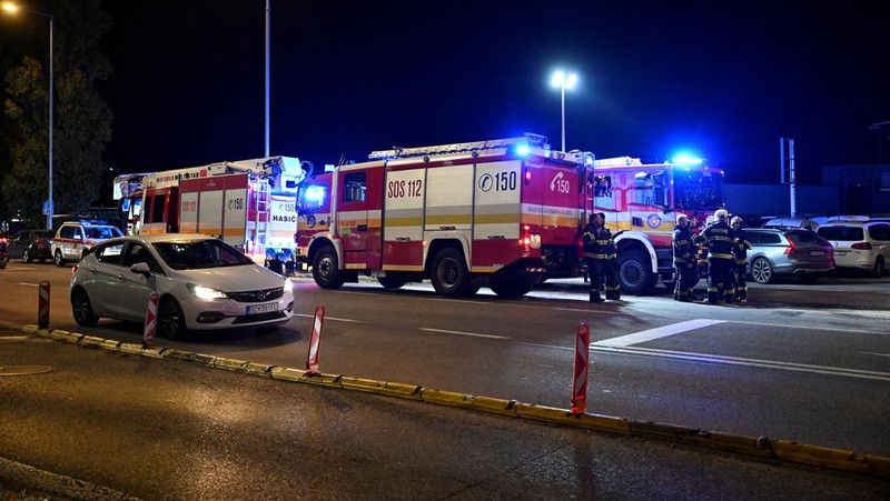 Suasana lokasi tabrakan antara dua kereta api di kota Pezinok, Slovakia, Minggu (9/11/2025). (REUTERS/Radovan Stoklasa)
