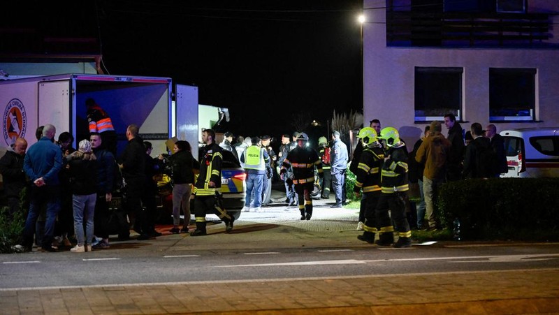 Suasana lokasi tabrakan antara dua kereta api di kota Pezinok, Slovakia, Minggu (9/11/2025). (REUTERS/Radovan Stoklasa)