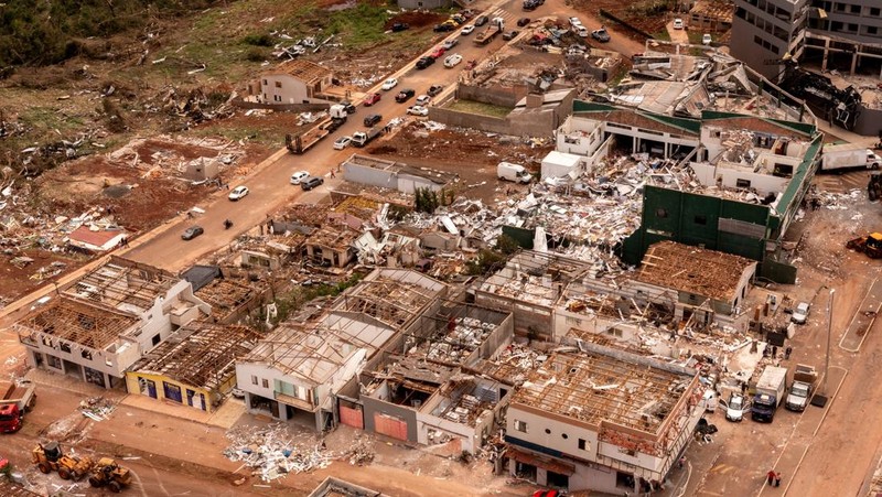 Suasana pasca tornado yang melanda Rio Bonito do Iguacu, di negara bagian Parana, Brasil selatan, Minggu (9/11/2025). (REUTERS/Priscila Ribeiro)