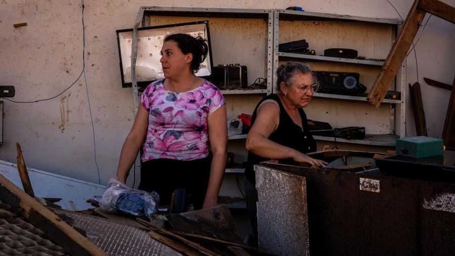 Suasana pasca tornado yang melanda Rio Bonito do Iguacu, di negara bagian Parana, Brasil selatan, Minggu (9/11/2025). (REUTERS/Priscila Ribeiro)