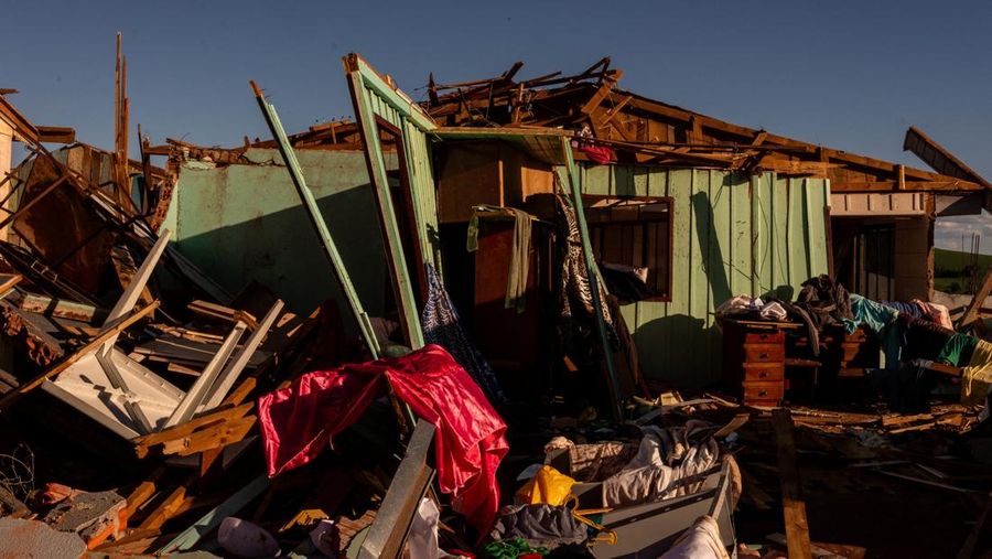Suasana pasca tornado yang melanda Rio Bonito do Iguacu, di negara bagian Parana, Brasil selatan, Minggu (9/11/2025). (REUTERS/Priscila Ribeiro)