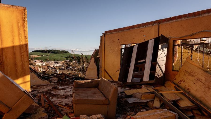 Suasana pasca tornado yang melanda Rio Bonito do Iguacu, di negara bagian Parana, Brasil selatan, Minggu (9/11/2025). (REUTERS/Priscila Ribeiro)