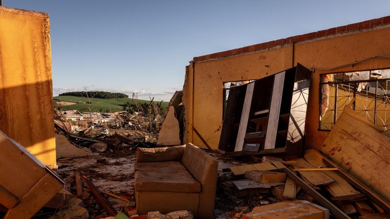 Suasana pasca tornado yang melanda Rio Bonito do Iguacu, di negara bagian Parana, Brasil selatan, Minggu (9/11/2025). (REUTERS/Priscila Ribeiro)