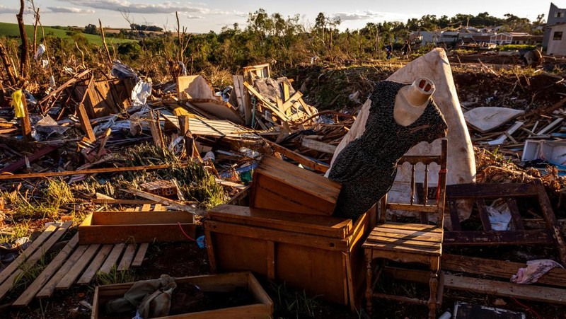 Suasana pasca tornado yang melanda Rio Bonito do Iguacu, di negara bagian Parana, Brasil selatan, Minggu (9/11/2025). (REUTERS/Priscila Ribeiro)