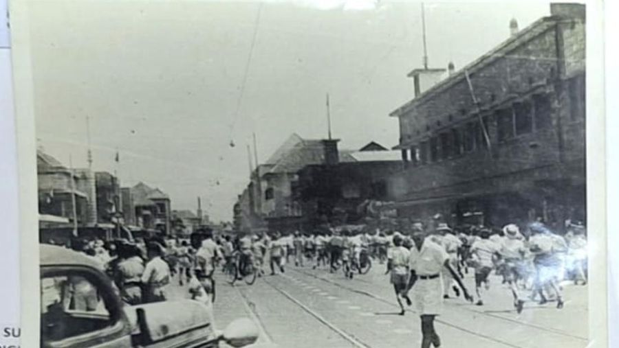 Suasana saat  bendera Belanda diturunkan di Surabaya