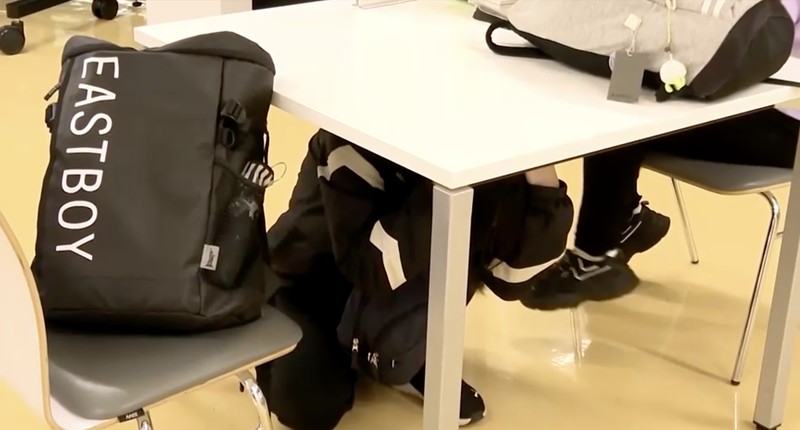 Suasana saat gempa bumi berkekuatan 6,9 skala Richter melanda Pantai Sanriku di Jepang utara, Minggu (9/11/2025). (Tangkapan Layar Video/REUTERS)