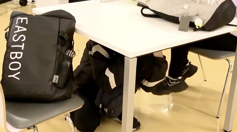 Suasana saat gempa bumi berkekuatan 6,9 skala Richter melanda Pantai Sanriku di Jepang utara, Minggu (9/11/2025). (Tangkapan Layar Video/REUTERS)