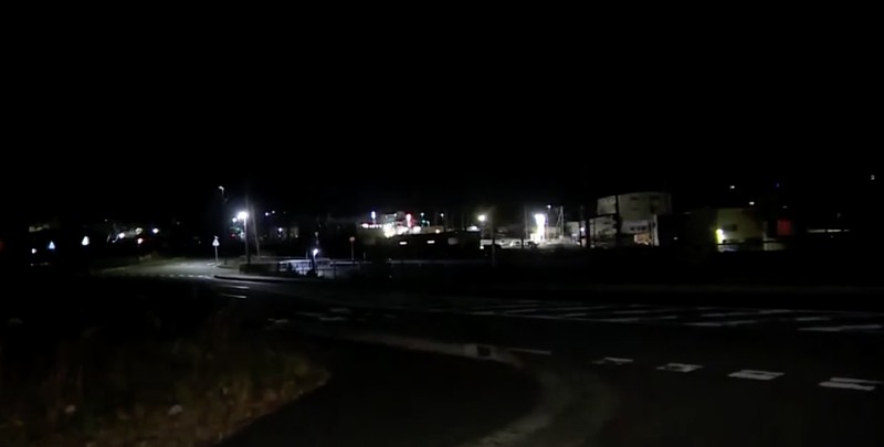 Suasana saat gempa bumi berkekuatan 6,9 skala Richter melanda Pantai Sanriku di Jepang utara, Minggu (9/11/2025). (Tangkapan Layar Video/REUTERS)