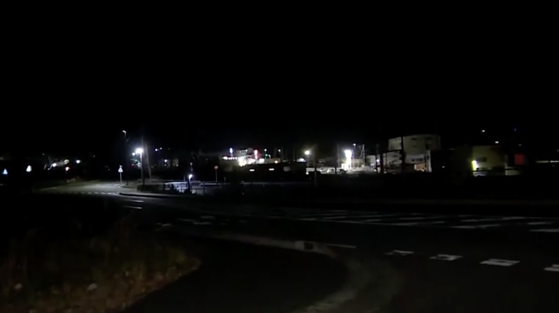 Suasana saat gempa bumi berkekuatan 6,9 skala Richter melanda Pantai Sanriku di Jepang utara, Minggu (9/11/2025). (Tangkapan Layar Video/REUTERS)