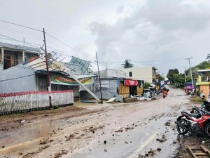 6 Rumah Rusak dan Tiang Listrik Roboh Dihantam Angin Puting Beliung di Bima