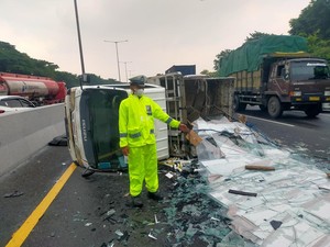 Truk Muat Kaca Terguling di Tol Sidaorjo, Muatan Pecah Berserakan