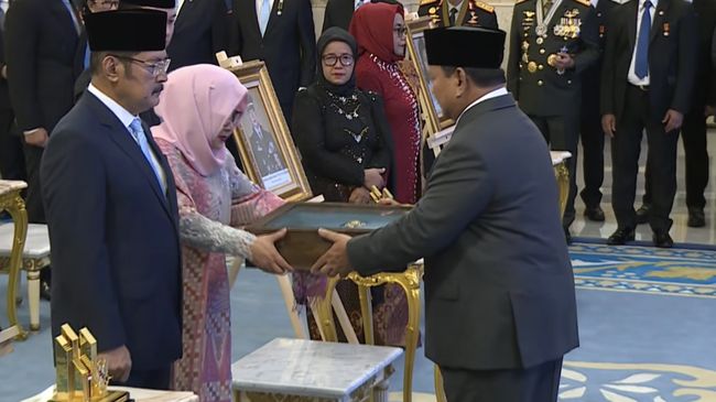 10 Tokoh Penerima Gelar Pahlawan Nasional: Soeharto Hingga Gus Dur