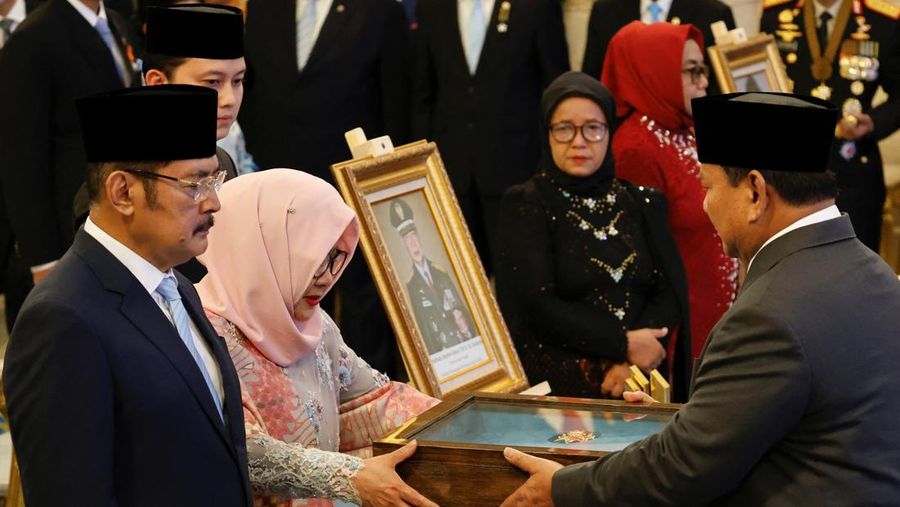 Upacara penganugerahan gelar pahlawan Nasional Tahun 2025, Istana Negara, Senin (10/11/2025). (REUTERS/Ajeng Dinar Ulfiana)