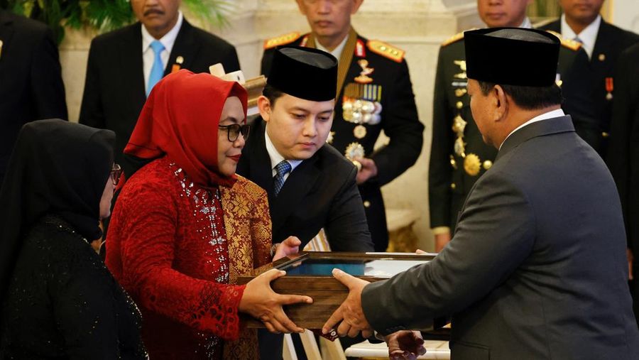 Upacara penganugerahan gelar pahlawan Nasional Tahun 2025, Istana Negara, Senin (10/11/2025). (REUTERS/Ajeng Dinar Ulfiana)