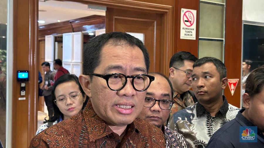 Wakil Menteri Perindustrian (Wamenperin) Faisol Riza saat ditemui di kompleks parlemen, Jakarta, Senin (10/11/2025). (CNBC Indonesia/Martyasri Rizky)