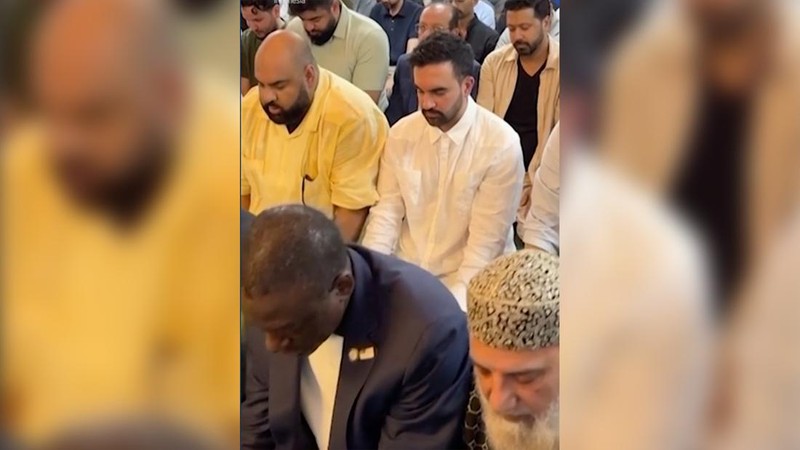 Wali Kota terpilih New York City, Zohran Mamdani melaksanakan salat Jumat saat mengunjungi sebuah masjid di San Juan, Puerto Riko, pada Jumat (7/11) lalu. (Dok. Tangakapan Layar Video)