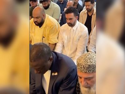 Viral, Momen Wali Kota Muslim New York Mamdani Salat Jumat
