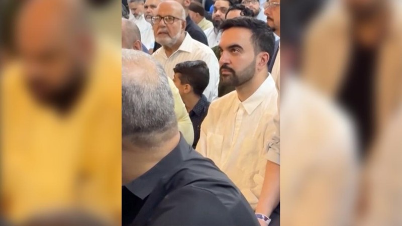 Wali Kota terpilih New York City, Zohran Mamdani melaksanakan salat Jumat saat mengunjungi sebuah masjid di San Juan, Puerto Riko, pada Jumat (7/11) lalu. (Dok. Tangakapan Layar Video)