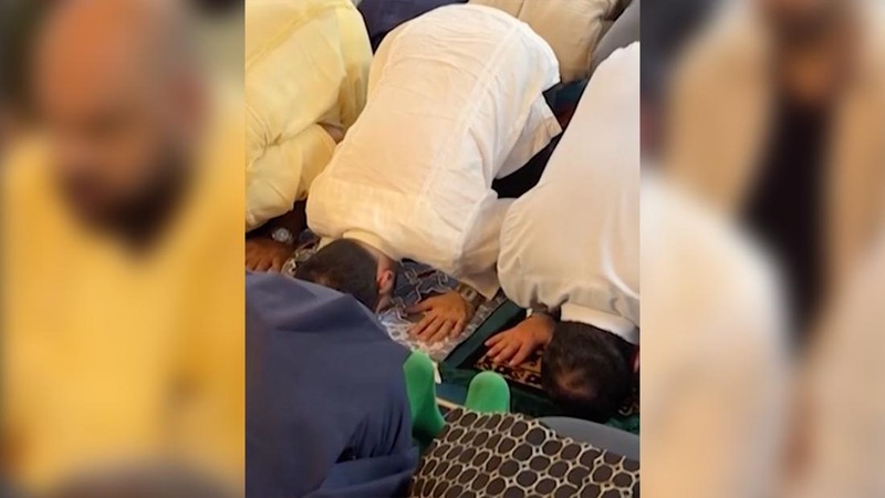 Wali Kota terpilih New York City, Zohran Mamdani melaksanakan salat Jumat saat mengunjungi sebuah masjid di San Juan, Puerto Riko, pada Jumat (7/11) lalu. (Dok. Tangakapan Layar Video)