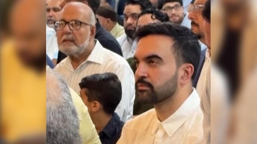 Wali Kota terpilih New York City, Zohran Mamdani melaksanakan salat Jumat saat mengunjungi sebuah masjid di San Juan, Puerto Riko, pada Jumat (7/11) lalu. (Dok. Tangakapan Layar Video)