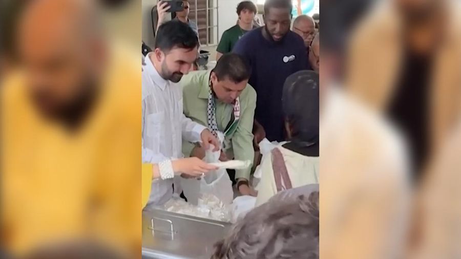 Wali Kota terpilih New York City, Zohran Mamdani melaksanakan salat Jumat saat mengunjungi sebuah masjid di San Juan, Puerto Riko, pada Jumat (7/11) lalu. (Dok. Tangakapan Layar Video)