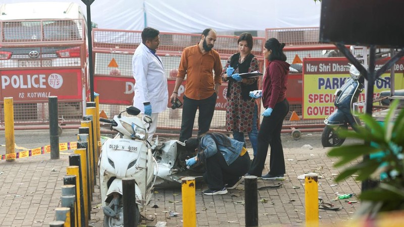 Anggota tim forensik bekerja di lokasi ledakan dekat Benteng Merah bersejarah di kawasan kota tua Delhi, India, 11 November 2025. (REUTERS/Adnan Abidi)