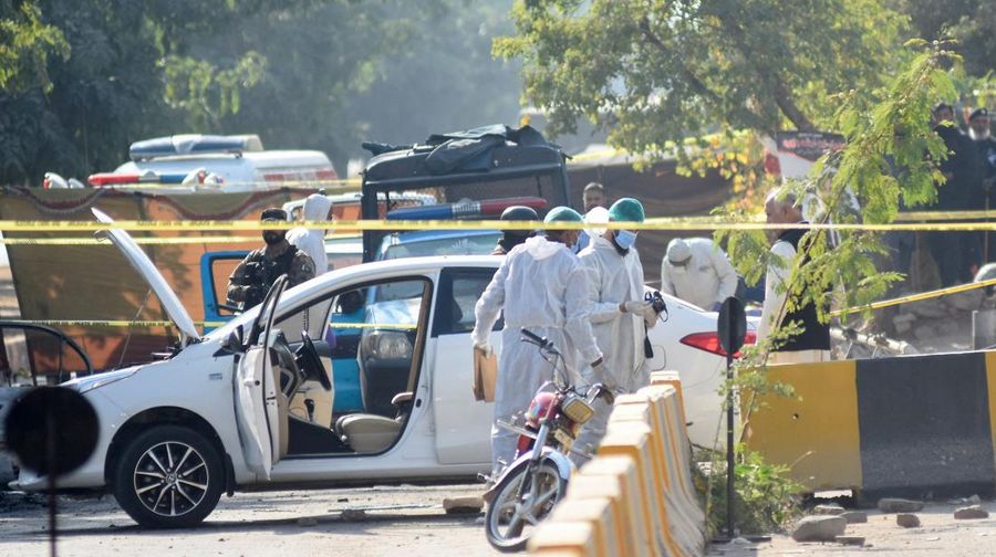 Seorang petugas polisi berdiri di lokasi ledakan di luar gedung pengadilan di Islamabad, Pakistan, 11 November 2025. (REUTERS/Waseem Khan)