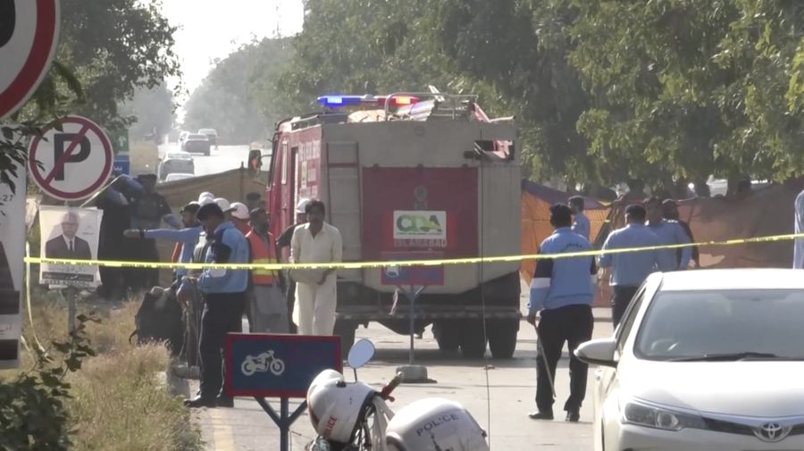 Seorang petugas polisi berdiri di lokasi ledakan di luar gedung pengadilan di Islamabad, Pakistan, 11 November 2025. (REUTERS/Waseem Khan)