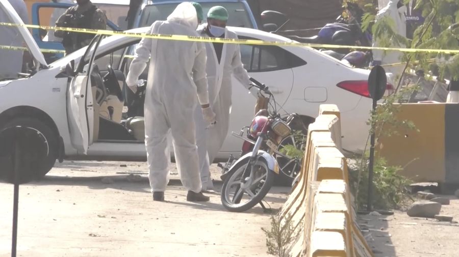 Seorang petugas polisi berdiri di lokasi ledakan di luar gedung pengadilan di Islamabad, Pakistan, 11 November 2025. (REUTERS/Waseem Khan)