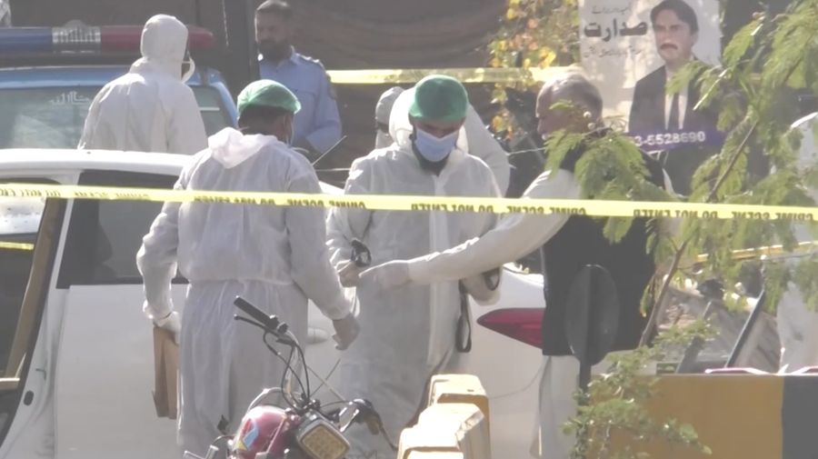 Seorang petugas polisi berdiri di lokasi ledakan di luar gedung pengadilan di Islamabad, Pakistan, 11 November 2025. (REUTERS/Waseem Khan)