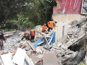 Rumah 2 Lantai Tiba-tiba Ambruk di Sukabumi, Warga Dengar Suara Gemuruh