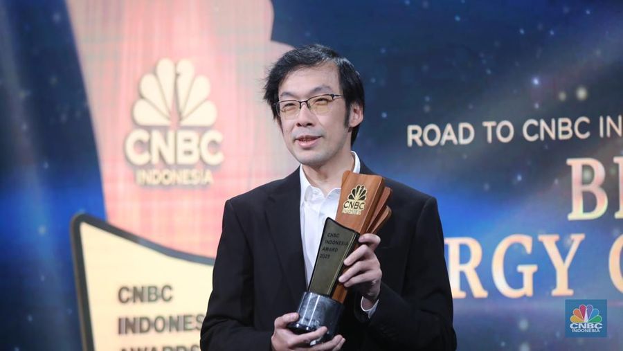 CEO SUN Energy, Emmanuel Jefferson Kuesar menerima penghargaan Best in Sustainability as a Service Innovation dalam Road to CNBC Indonesia Awards 2025 dengan kategori Best Energy Companies di Jakarta, Selasa (11/11/2025). (CNBC Indonesia/Faisal Rahman)