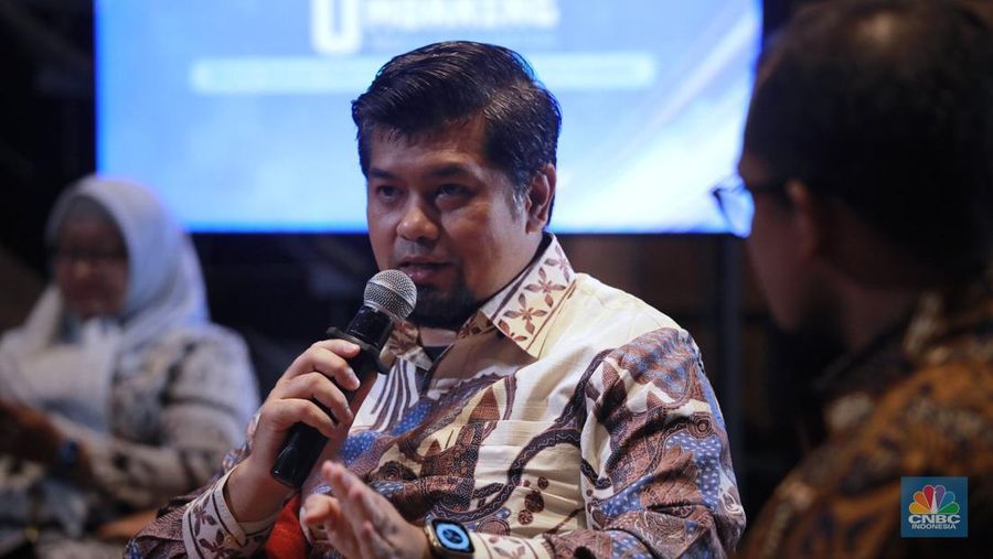 Deputy EGM Digital Product Telkom, Fauzan Feisal menyampaikan paparan dalam CNBC Indonesia Coffee Morning Tech & Telco Edition di Queens Head, Jakarta, Selasa (11/11/2025). (CNBC Indonesia/Muhammad Sabki)