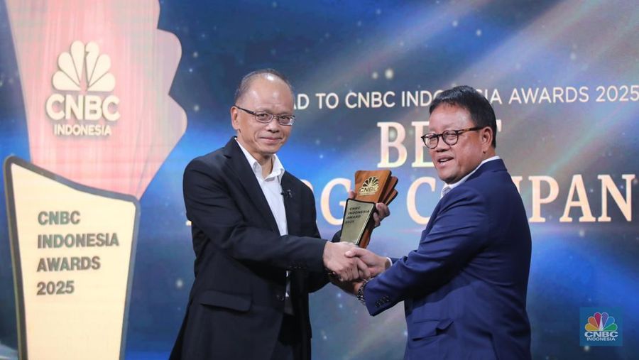 Direktur Keuangan PT Kencana Energi Lestari Tb, Giat Widjaja menerima penghargaan Excellence in Renewable Energy Expansion dalam Road to CNBC Indonesia Awards 2025 dengan kategori Best Energy Companies di Jakarta, Selasa (11/11/2025). (CNBC Indonesia/Faisal Rahman)