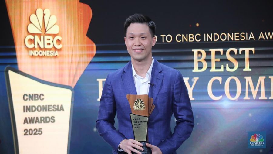 Direktur Utama PT RMK Energy Tbk, Vincent Saputra menerima penghargaan Best Infrastructure Project of The Year dalam Road to CNBC Indonesia Awards 2025 dengan kategori Best Energy Companies di Jakarta, Selasa (11/11/2025). (CNBC Indonesia/Faisal Rahman)