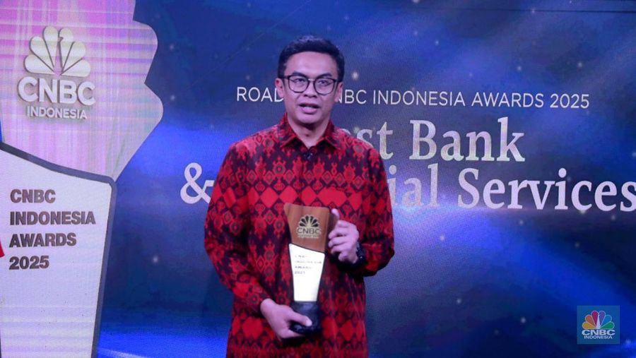 Head of Sharia Business OCBC Syariah, Mahendra Koesumawardhana menerima penghargaan Digital Innovation in Islamic Banking Award dalam Road to CNBC Indonesia Awards 2025 kategori Best Bank & Financial Services di Jakarta, Selasa (11/11/2025). (CNBC Indonesia/Muhammad Sabki)