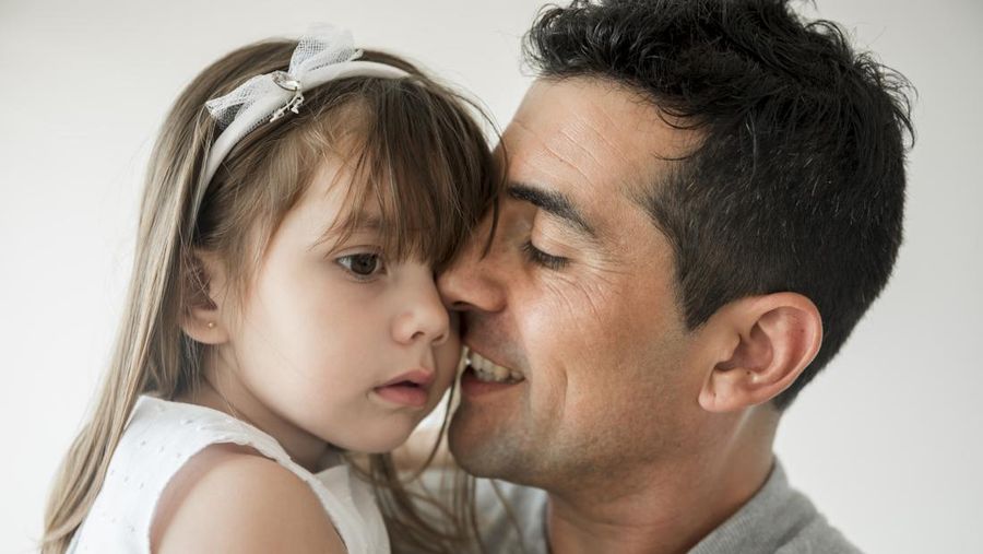 Ilustrasi mencium anak bayi. (Dok. Freepik)